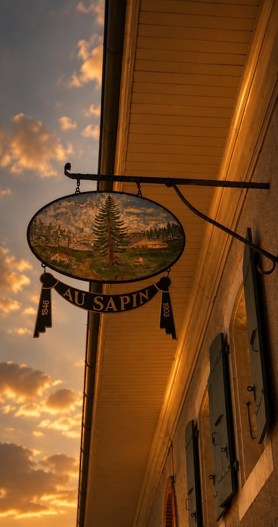 Enseigne historique Au Sapin au coucher du soleil